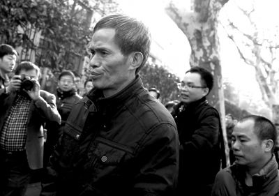 被告人林森浩的父親林尊耀準(zhǔn)備進(jìn)入法院。