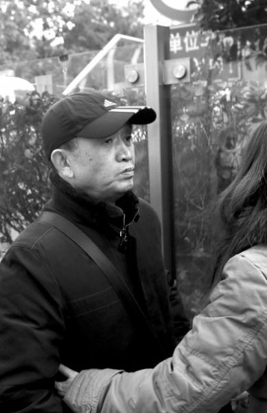 受害人黃洋的父親黃國強(qiáng)準(zhǔn)備進(jìn)入法院。