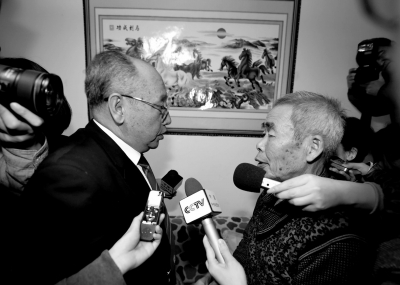 15日，內(nèi)蒙古高院副院長(zhǎng)趙建平（左）帶隊(duì)向呼格吉勒?qǐng)D父母送達(dá)再審法律文書(shū)。