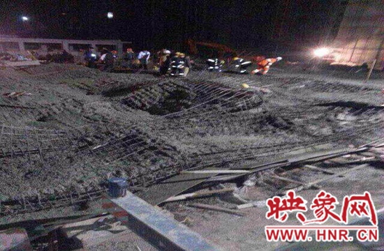 圖為事故現(xiàn)場情況，當(dāng)?shù)厝罕姽﹫D。