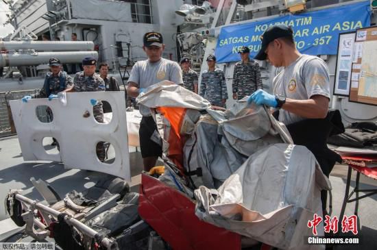 　當?shù)貢r間2015年1月5日，印尼泗水，印尼海軍展示從爪哇海中打撈到的亞航失事客機殘骸與遇難者的遺物