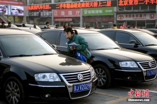 1月23日，北京亞運村汽車交易市場中拓拍賣停車場上人頭攢動。