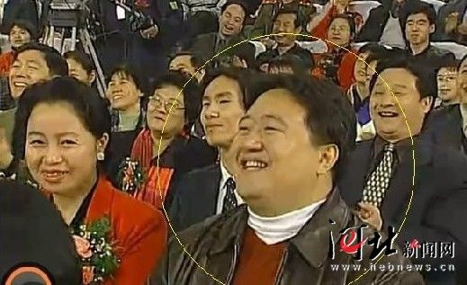 該名男子連續(xù)多年在春節(jié)晚會(huì)中出現(xiàn)，被網(wǎng)友稱(chēng)為“十年最牛笑臉哥”。