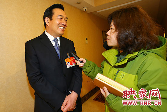 全國人大代表、省人大常委會委員、鄭州市人大常委會主任、黨組書記白紅戰(zhàn)接受采訪。