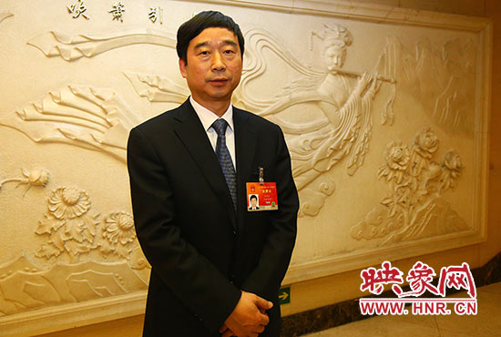 全國人大代表、信陽市委副書記、市長喬新江表示，信陽明港機(jī)場將成為鄭州航空港區(qū)有效補(bǔ)充。