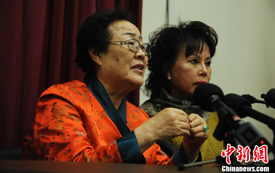 圖為慰安婦受害者李容洙（Lee Yong Soo。圖左）發(fā)表講話，要求安倍正式道歉。