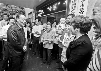 5月8日，王岐山與海寧市鹽官鎮(zhèn)桃園村黨委班子成員、老黨員和群眾親切交流供圖/新華社