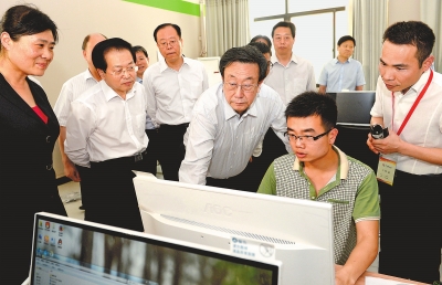 　　5月22日，省委書記、省人大常委會主任郭庚茂在河南網商園調研。記者杜小偉攝