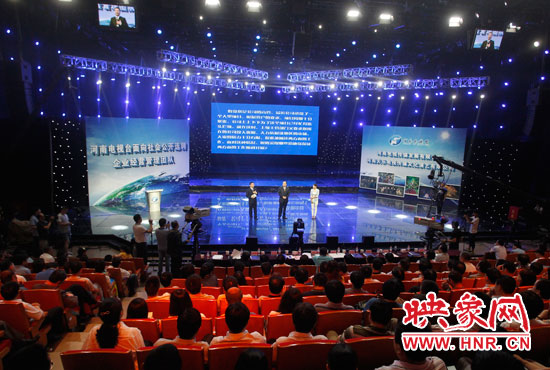 16日上午，河南電視臺1500平米演播廳內座無虛席。