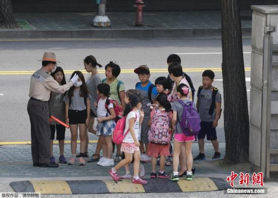 韓國MERS疫情蔓延，在首爾，小學(xué)生在排隊量體溫。