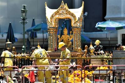 18日，泰國曼谷四面佛前，救援人員在爆炸現(xiàn)場進行清理。四面佛附近17日晚發(fā)生爆炸，造成6名中國公民死亡，20余人受傷。