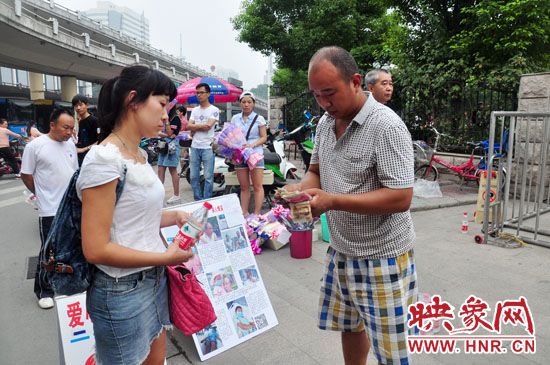 一名市民在買水。