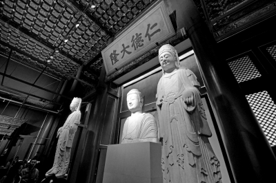      北齊石佛像和菩薩像。京華時(shí)報(bào)記者 王海欣 攝