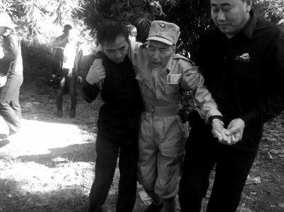 89歲老兵繆焜得知不能接到遺骸后嚎啕大哭。組織方供圖