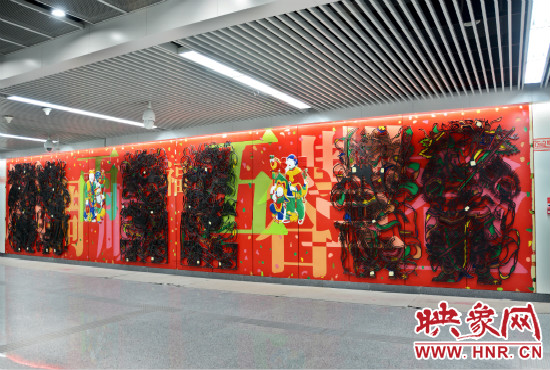 農業(yè)南路地鐵站內名為《五彩祈?！返奈幕瘔? width=