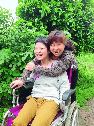 黃揚(yáng)和母親許秀梅在陽光下好開心。（黃珊攝）