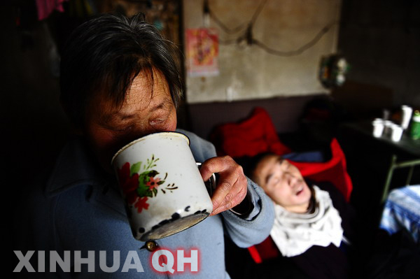 3月29日，楊林睡著了，母親邵秀景喝上一口水。