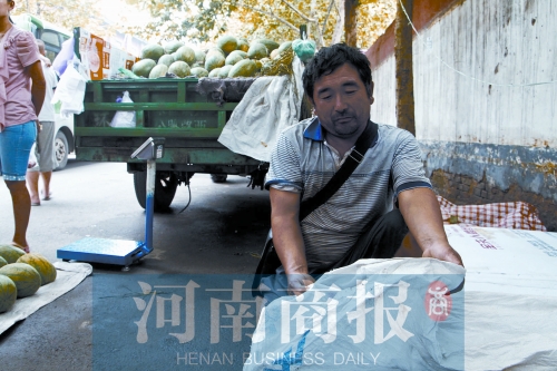 錢包就裝在這個(gè)編織袋里，枕在老陳頭下，沒想到還是被偷走了 實(shí)習(xí)生 唐韜/攝