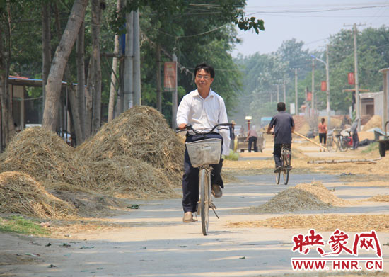 圖為王格現(xiàn)騎著自行車去學(xué)校。