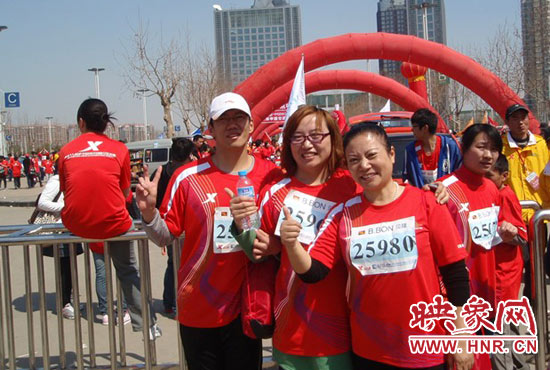 2010年，劉小琴（中）組織殘疾人朋友第一次參加鄭開馬拉松賽。