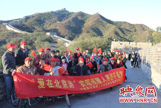 旅游對于殘疾人朋友來說比正常人要困難許多，2011年，劉小琴帶領殘障朋友登上了長城。