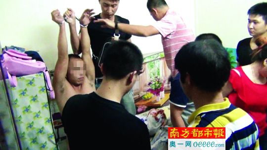 警方破門抓捕時(shí)，販毒嫌疑人未某洪正躺在床上吸毒、嫖娼。
