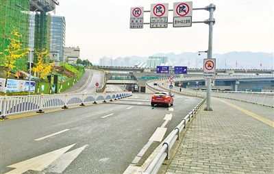 12月18日，本報記者駕車經(jīng)過江北嘴千廝門大橋匝道附近道路和財信廣場旁支路體驗時，收音機里能聽到神秘的路況提示音。本報記者