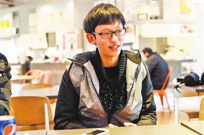 何琦驍收到了紐約大學(xué)阿布扎比分校的錄取通知書。記者 許恢毅 攝