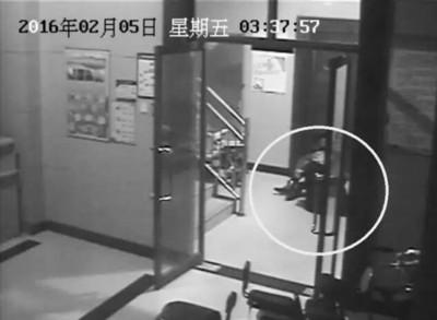 小區(qū)監(jiān)控視頻截圖，兩人一坐一跪竟聊了十多分鐘。