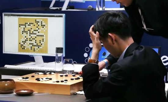 復(fù)盤階段李世石也在不停撓頭。