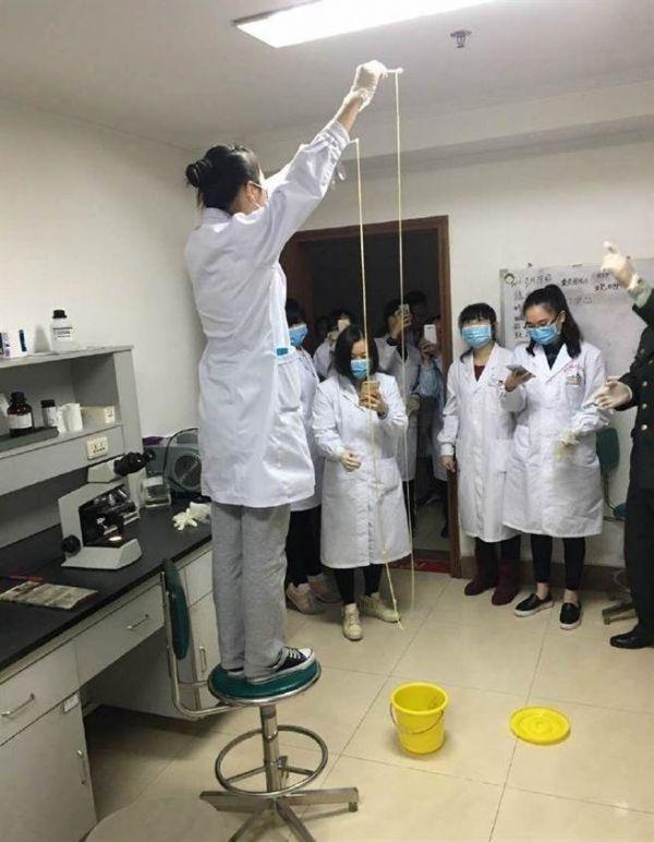 愛吃生肉惹的禍！男子體內(nèi)取出5米長寄生蟲(圖)