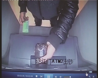 男子將可樂倒進取款機。