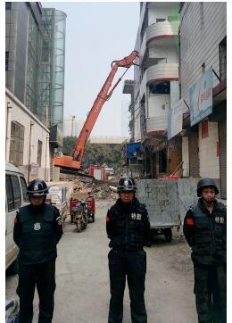 根據(jù)《太原市和小 店區(qū)平陽路街道親賢城中村改造拆遷安置補(bǔ)償方案》，結(jié)合親賢實際，親賢社區(qū)補(bǔ)償安置采取“商業(yè)用房安置+小戶型公寓住宅安置+貨幣補(bǔ)償”的方式，其中每分 （0.1 畝）置換商業(yè)用房50平方米+小戶型公寓住宅80平方米+貨幣補(bǔ)償20萬元人民幣。（拍攝：2015年9月17日）