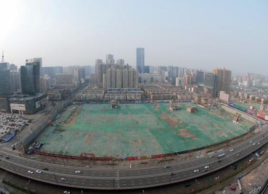 2016年4月，經(jīng)過持續(xù)攻堅，親賢社區(qū)西北片區(qū)的拆遷工作基本告一段落，但在鋪設(shè)了防塵綠網(wǎng)的空地中，至今仍有3戶居民選擇了“堅守”。(拍攝：2016年4月4日)