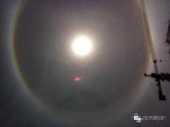 上?，F(xiàn)UFO 專家稱光圈是日暈亮點(diǎn)或是飛行器(圖)