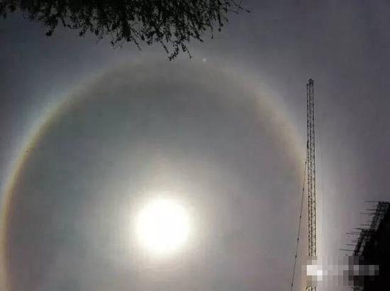 上?，F(xiàn)UFO 專家稱光圈是日暈亮點(diǎn)或是飛行器(圖)