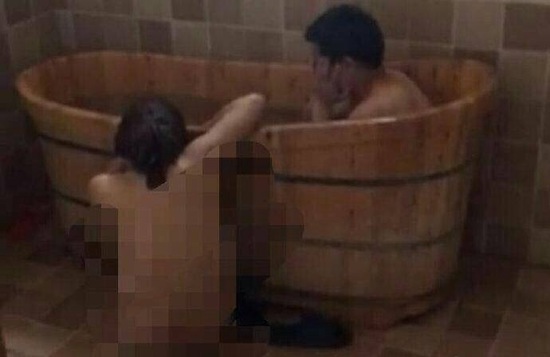 視頻顯示，一男一女赤身裸體地在浴盆中洗澡。