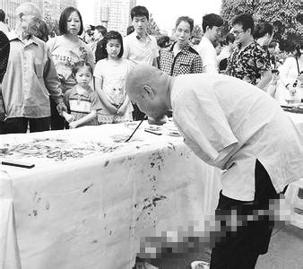 黃國(guó)富在作畫(huà)。資料照片