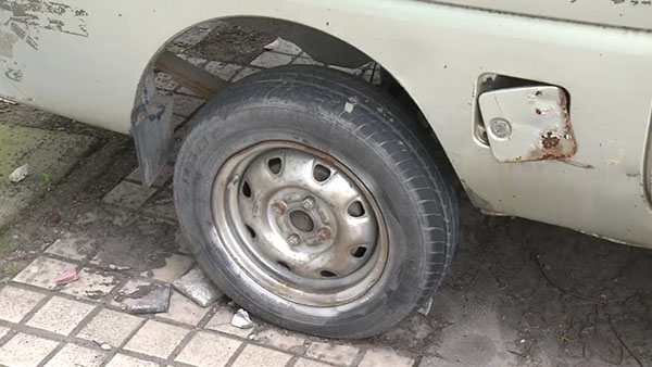 小面包車的輪胎已經(jīng)基本脫離了輪轂。