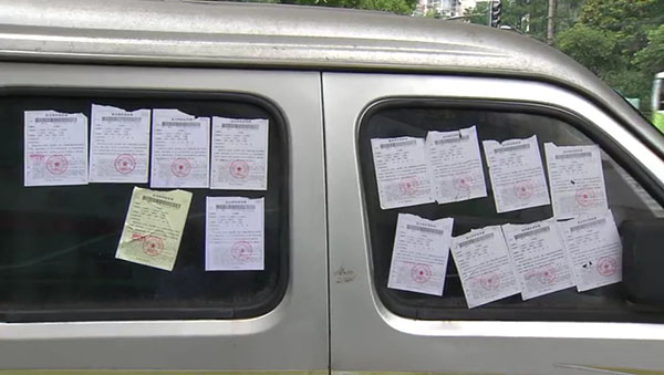 面包車上滿滿貼了14張罰單。