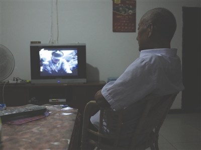昨日，古藺，69歲的楊正元獨自在家看電視
