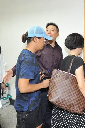 新京報(bào)快訊(記者劉洋)今天上午9時(shí)許，王寶強(qiáng)在律師張起淮的陪同下到北京朝陽法院，起訴離婚并交納訴訟費(fèi)。王寶強(qiáng)方預(yù)估財(cái)產(chǎn)總額至少在1個(gè)億，法院遂按照1億元暫計(jì)財(cái)產(chǎn)價(jià)值，依據(jù)《訴訟費(fèi)交納辦法》收取了訴訟費(fèi)24.9575萬元。