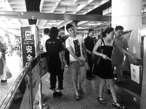 南京地鐵新街口站，大多數(shù)市民自覺配合安檢