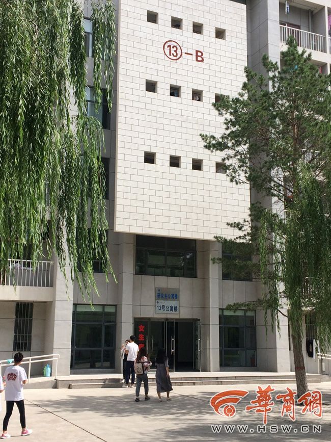 8月30日，榆林學(xué)院有學(xué)生發(fā)微博對女生宿舍樓住進(jìn)男生提出質(zhì)疑。9月3日，學(xué)校宣傳部門回應(yīng)，女生宿舍樓里確實住著3名男研究生，但該樓的格局是套間，跟單元房一樣是獨(dú)立的，大學(xué)應(yīng)有包容的精神。