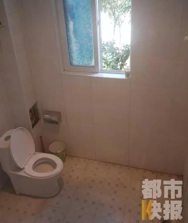 西安市戶縣草堂鎮(zhèn)的李家?guī)r村，有多戶人家經(jīng)營著農(nóng)家樂，但昨晚發(fā)生的這件事情打破了這里的寧靜。村民：“縣上的、鎮(zhèn)上的警察，還有村干部好多人在那兒，說是女的在衛(wèi)生間生產(chǎn)，把娃從窗子扔下來?！鞭r(nóng)家樂員工：“(聽說)直接從二樓扔下來了，呀，太殘忍了?！弊蛲淼氖?，很多人今早才聽說，震驚之余更感到惋惜。記者今天在高冠西五巷口找到了大家所說的農(nóng)家樂，一夜過去了，作為和那名女顧客有過交集的老板娘，心情仍然很沉重。