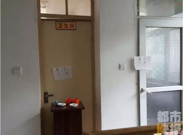 當(dāng)馮女士走出大門，繞到院子的側(cè)面時，衛(wèi)生間窗戶下方草叢中的一幕，讓她驚出了一身冷汗。農(nóng)家樂老板娘馮女士：“就是孩子，旁邊帶著胎盤。”昨晚十一點(diǎn)半事發(fā)后，馮女士報了警，很不幸，男嬰已經(jīng)死亡。涉及的兩個房間，暫時被封鎖，里面已經(jīng)清理干凈。隨后記者也從轄區(qū)草堂派出所了解到，這兩男一女三人是朋友關(guān)系，女子的年齡大概是二十二三歲。該女子事發(fā)后被送往醫(yī)院，同行的兩名男子當(dāng)時被警方帶去派出所接受了筆錄調(diào)查后，已經(jīng)離開了派出所。