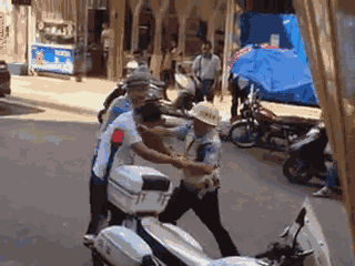嫌疑男子涉嫌無證駕駛摩托車，且車輛違規(guī)加裝遮陽傘并在行駛時不戴安全頭盔，辱罵毆打執(zhí)法交警。 本文圖片均來自 廣西梧州在線警務
