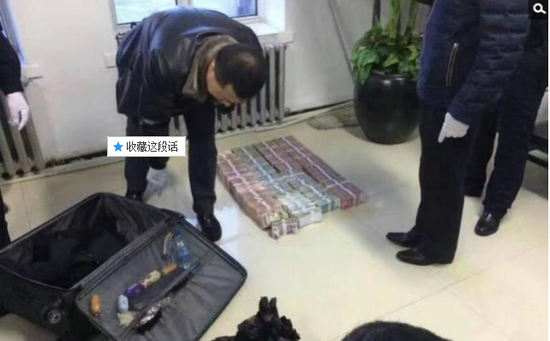 京華時報訊昨天凌晨1點左右，黑龍江省密山市一銀行金庫發(fā)生搶劫案。一名身穿迷彩服男子準備劫取現(xiàn)金時被發(fā)現(xiàn)，致一名金庫值守人員死亡，隨后棄款而逃。目前，該男子尚未歸案，案件正在全力偵辦中。