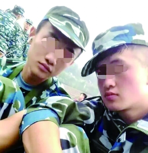 入學(xué)軍訓(xùn)時，滕某（左）和蘆海清的合影