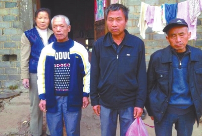 已被判死緩、在獄中服刑的4個村民的家人一直在為兒子喊冤。圖片來自網(wǎng)絡(luò)